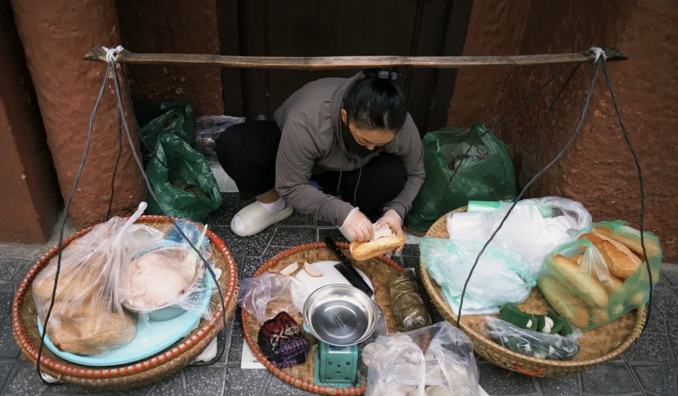 Khu bàn ăn trong nhà